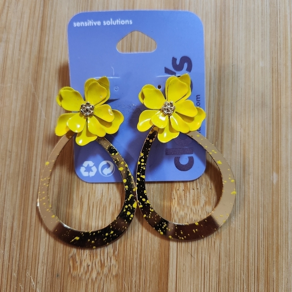 Claire's Flower Pierced Earrings Yellow with Gold Speckled Hoop - Picture 2 of 6